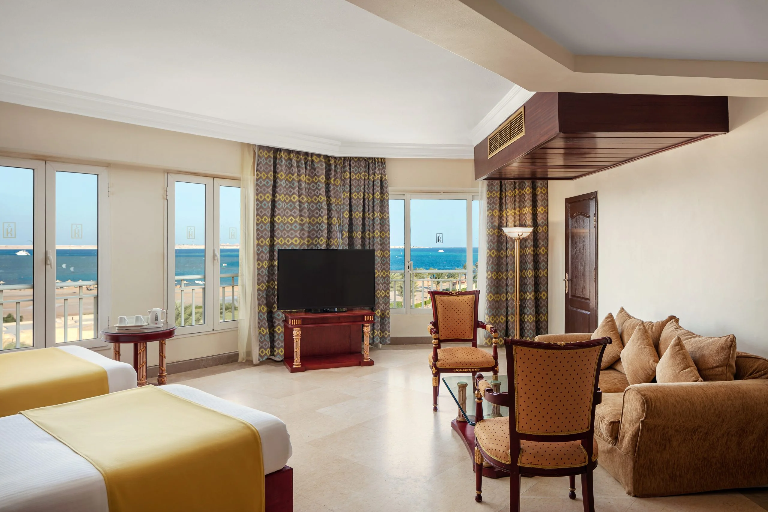 FAMILY_ROOM_01
