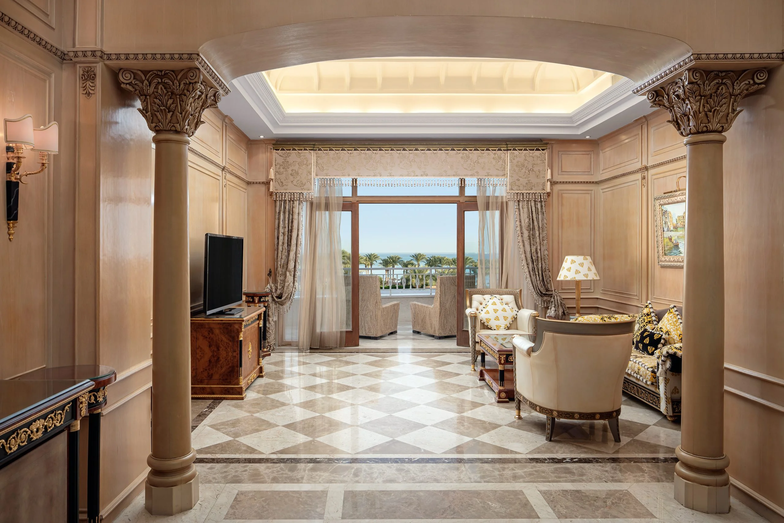 ROYAL_SUITE_LIVING